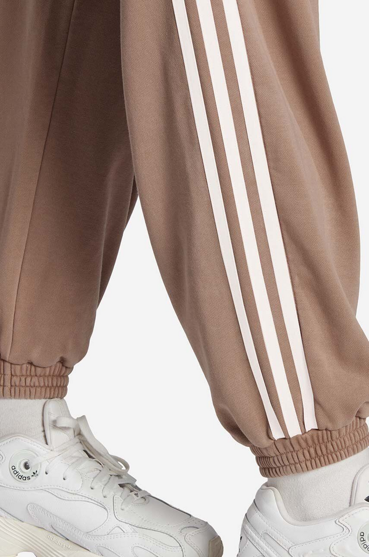 adidas Original spodnie dresowe Jogger brązowe damskie IP7139