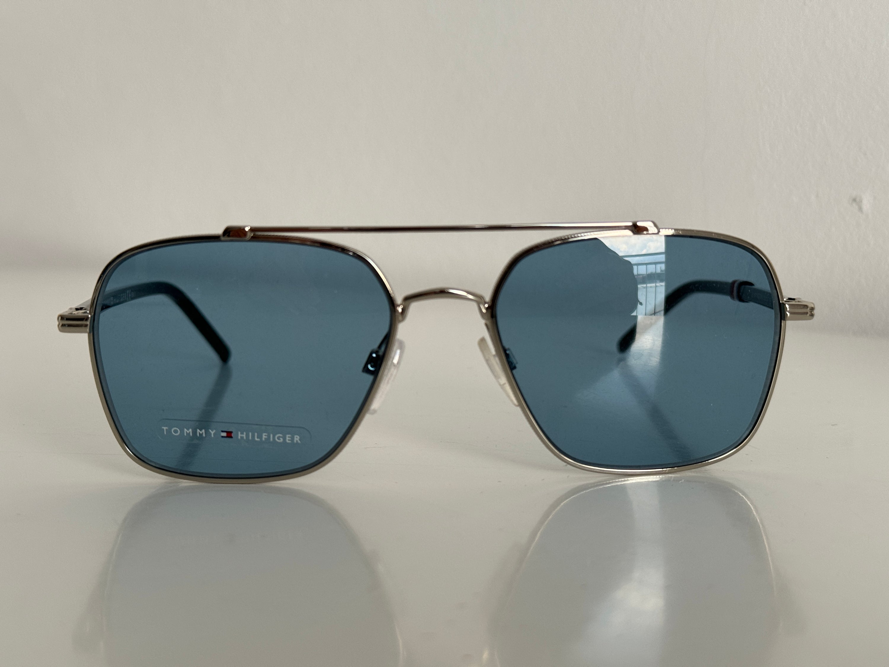 Tommy Hilfiger 010KU Srebrne Okulary Przeciwsłoneczne z Niebieskimi Szkłami Męskie Awiatorki WL