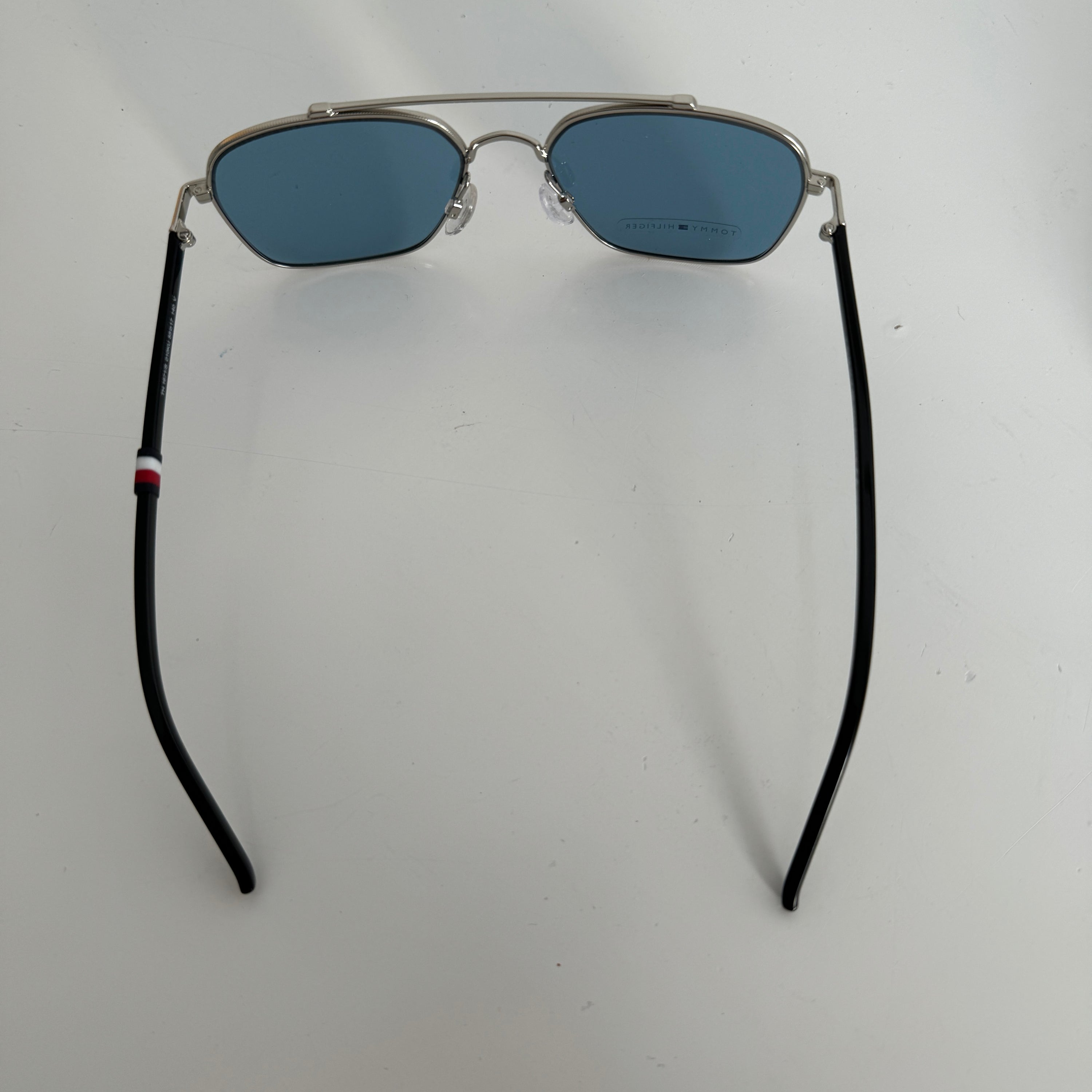 Tommy Hilfiger 010KU Srebrne Okulary Przeciwsłoneczne z Niebieskimi Szkłami Męskie Awiatorki WL