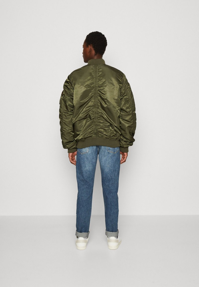 Alpha Industries Puckered Dark Olive Kurtka Bomberka Oversize Męska JZ