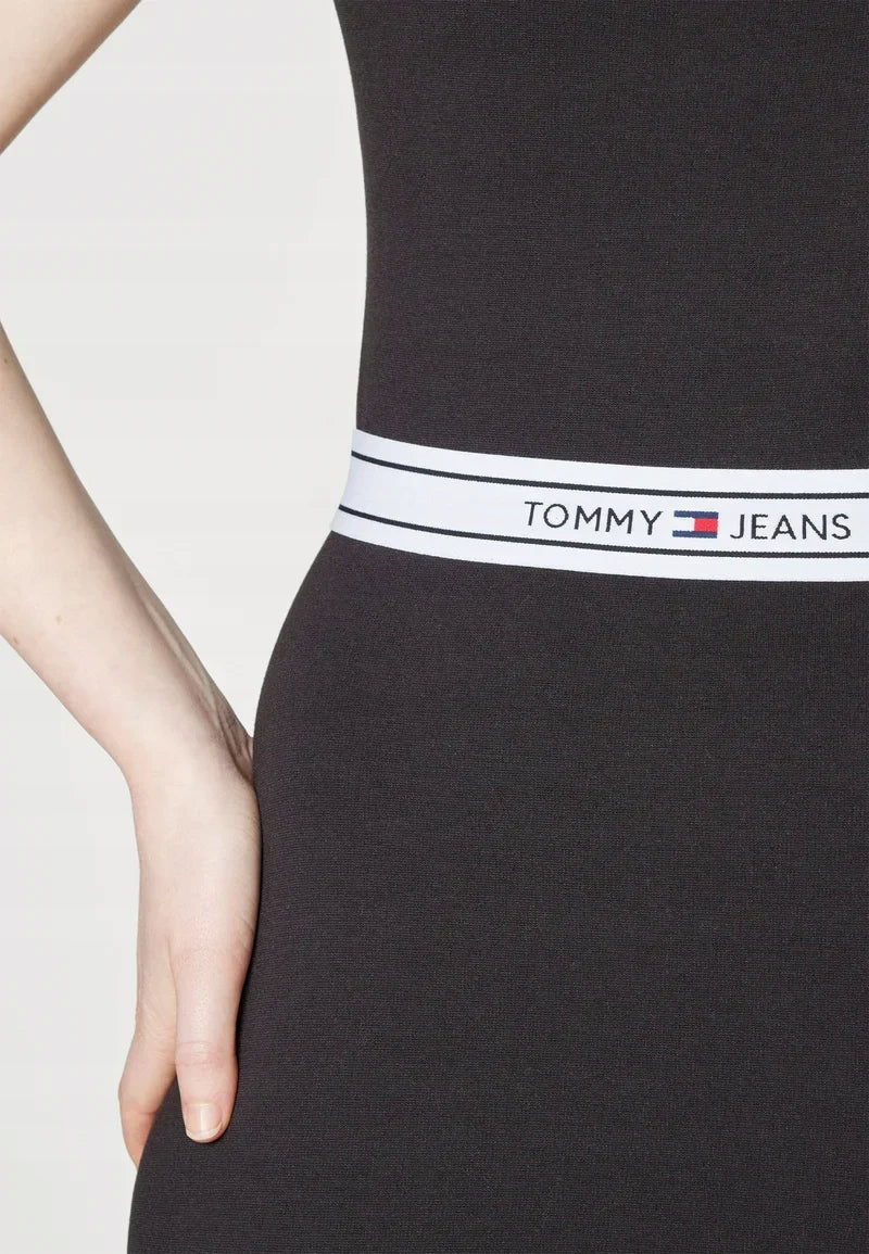 Tommy Jeans Czarna Sukienka z Gumką z Napisem